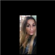 Profesora especializada en enseñar técnicas artísticas a niños, utilizando un enfoque lúdico y así estimular su creatividad.